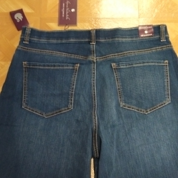 Gloria Vanderbilt High Rise Relaxed Straight Leg Petite Jeans - Picture 11 of 12